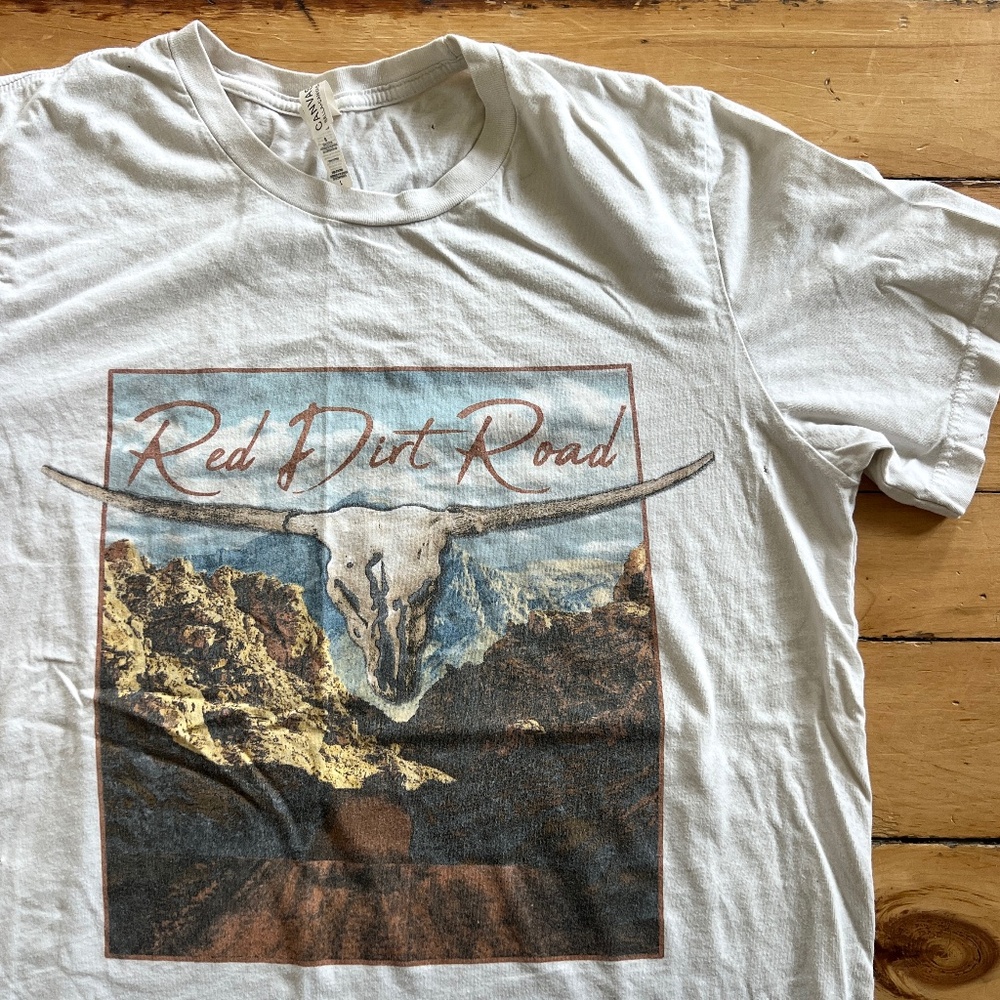 Red Dirt Road Brooks & Dunn Graphic Tee - Picture 4 of 5